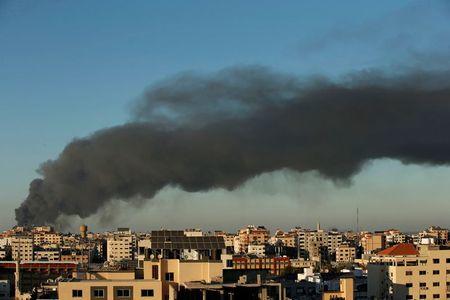 空爆を受けるパレスチナ自治区ガザ