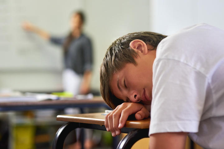 授業中に居眠りする生徒