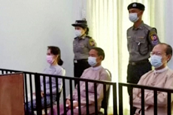 公判に出廷したミャンマーのアウン・サン・スー・チー（左）