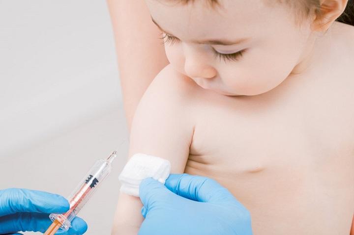 予防接種を受ける子供（イメージ）