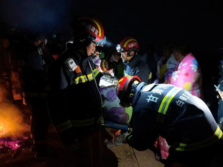 21人が死亡した中国マラソン大会の救助活動