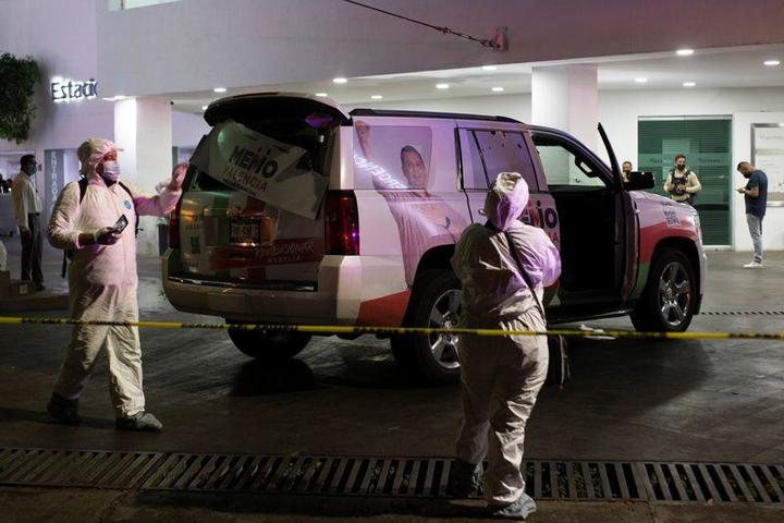 選挙候補者のトラックが襲撃された現場を調べるメキシコの鑑識担当者
