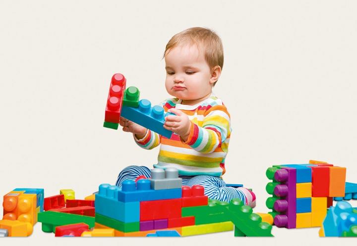 ブロックのおもちゃで遊ぶ赤ちゃん