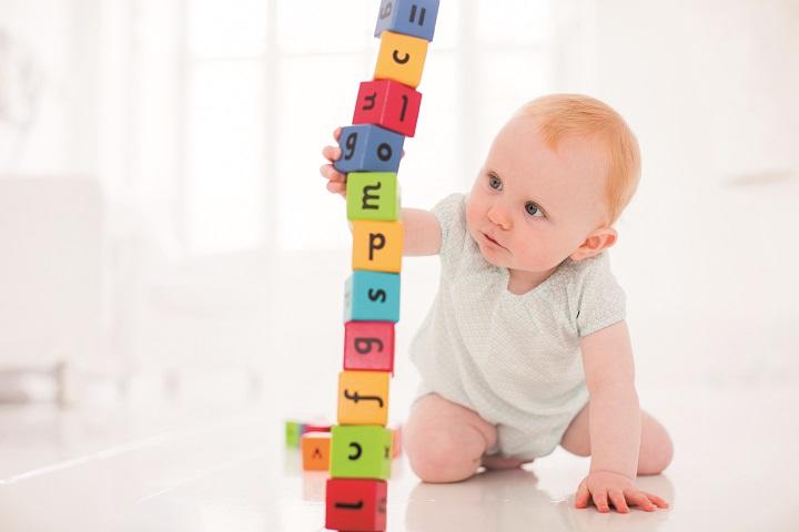 英語が書かれたブロックで遊ぶ赤ちゃん