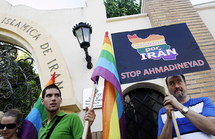 スペイン・マドリードのイラン大使館前でLGBT迫害に抗議する人々（2009）