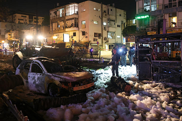 ハマスのロケット弾で焼け焦げたイスラエルの車