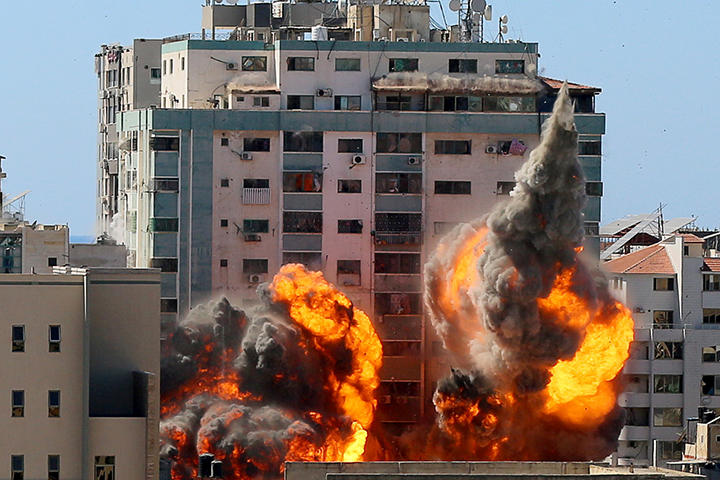イスラエル軍による空爆で破壊されたガザ地区のビル