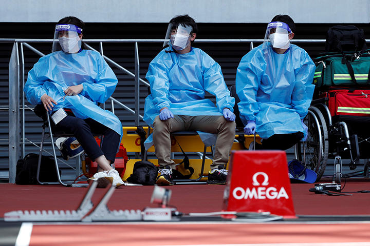 陸上の五輪テスト大会で感染対策を確認する医療従事者（5月9日、東京・国立競技場）