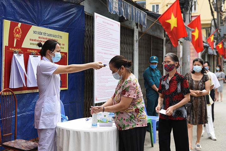 ベトナムの首都ハノイで体温チェックを受ける人々