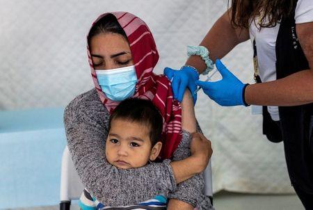 ギリシャのレスボス島でワクチン接種を受ける移民の女性