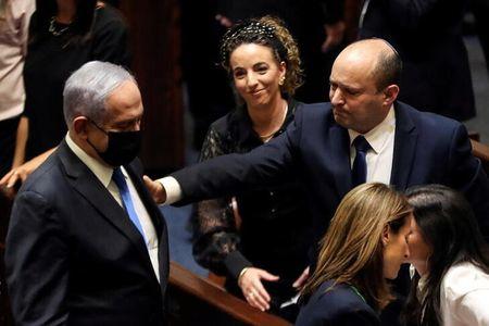 イスラエルの右派政党「ヤミナ」のベネット党首（右）とネタニヤフ首相