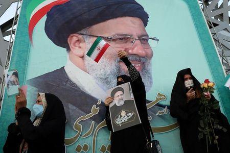 イランの大統領選で当選したイブラヒム・ライシ司法府代表のポスター