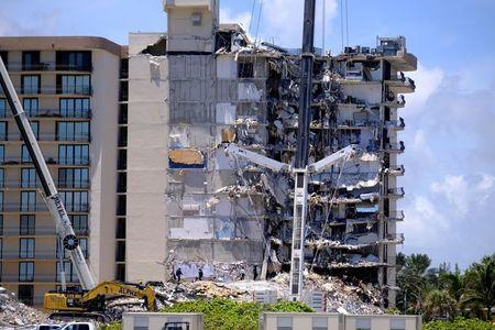 フロリダ州マイアミ市近郊の１２階建て集合住宅の崩落現場