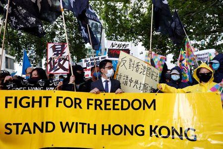 ドイツを訪問した中国の王毅外相兼国務委員に抗議する人々