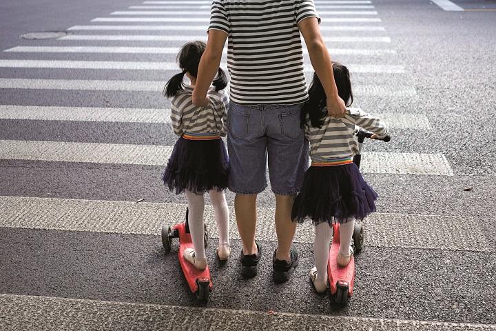 上海で双子の娘たちを連れた父親