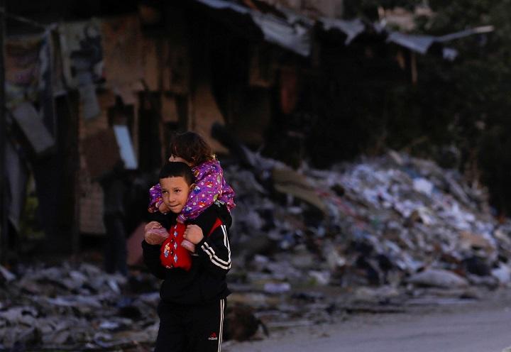 ダマスカス近郊を歩く子供