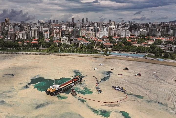 トルコ・イスタンブールが面するマルマラ海で発生した「海の鼻水」