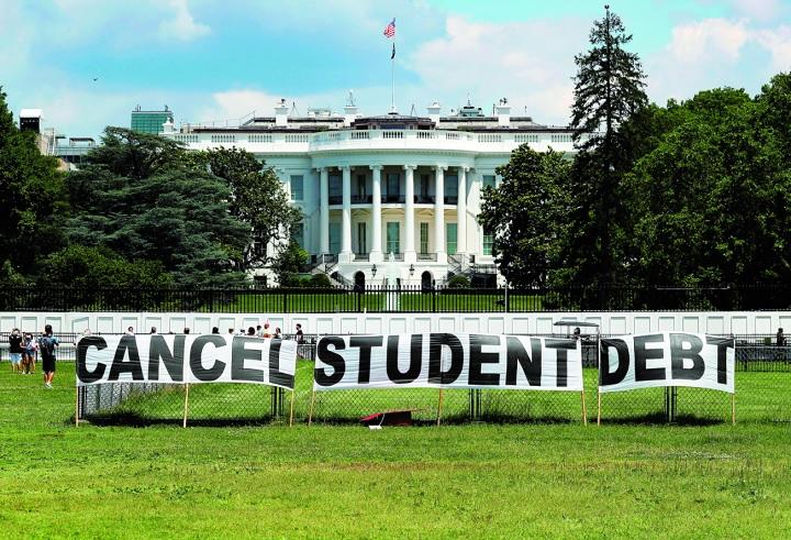 ホワイトハウスの前に掲げられた「教育ローンを帳消しにしろ」と書かれた横断幕