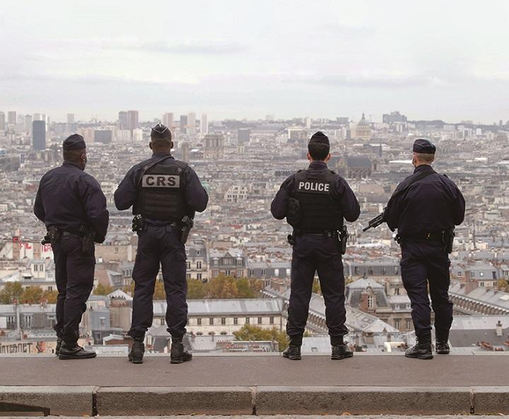 街を警備する仏パリの警官隊