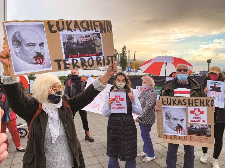 プロタセビッチの身柄拘束に抗議するポーランドの人々