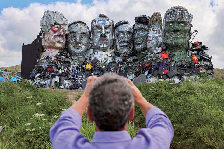 G7首脳ごみアート「リサイクルモア山」