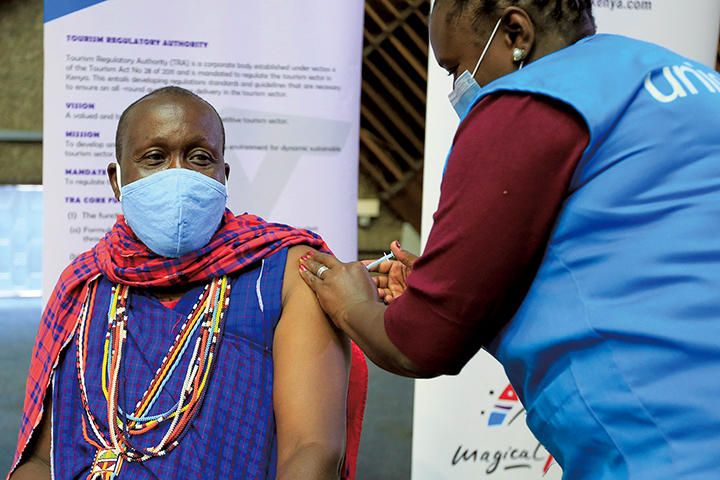 ワクチン接種を受けるケニアのツアーガイド