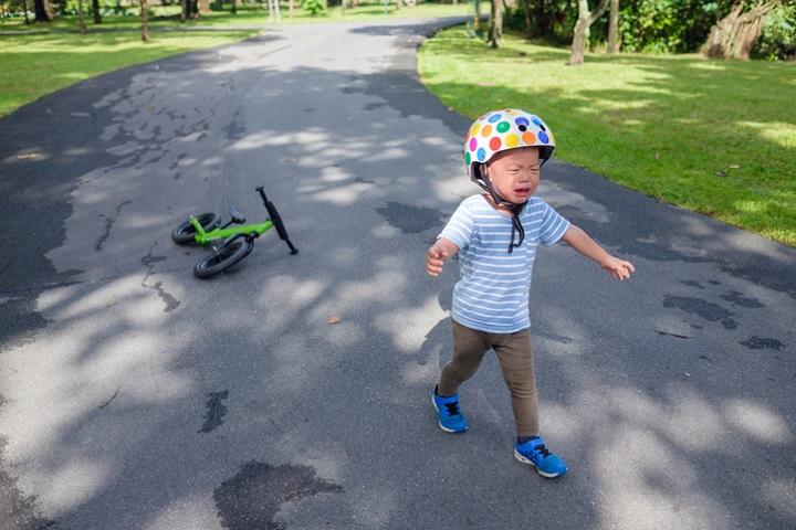 自転車で転ぶ子供（イメージ）