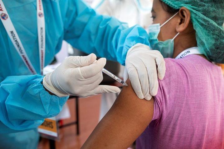 ミャンマーでコロナワクチンの接種を受ける人