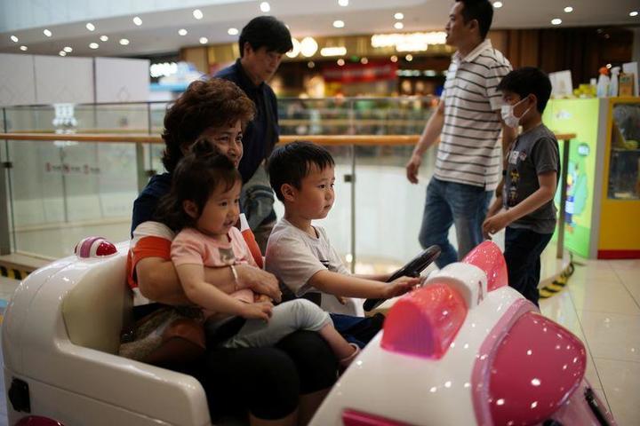 上海のショッピングモールで遊ぶ子ども