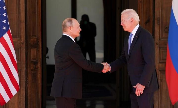 ジュネーブで米バイデン大統領（右）とロシアのプーチン大統領が首脳会談をした