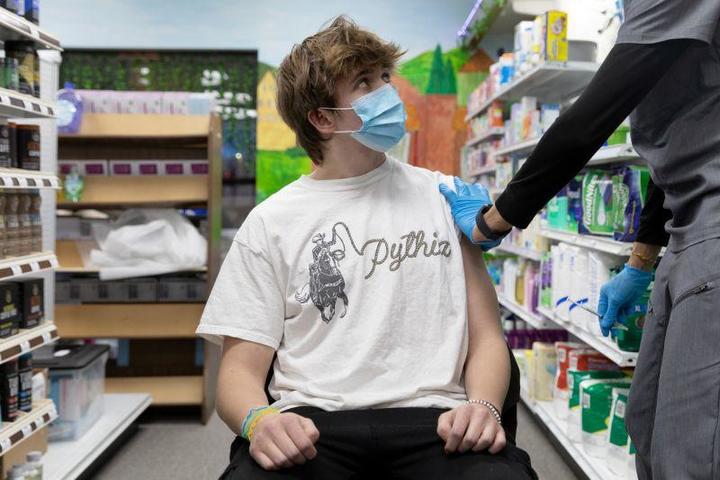ペンシルベニア州でコロナワクチンを受ける若者