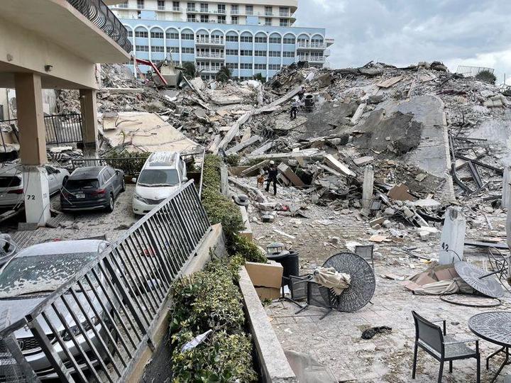 救出作業が続けられるフロリダ州マイアミ市近郊の「チャンプレイン・タワーズ・サウス」崩壊現場