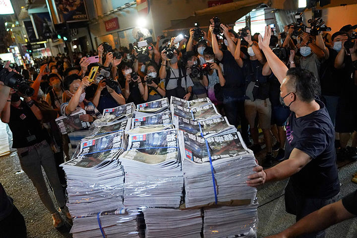 蘋果日報の最後の朝刊に殺到した香港市民
