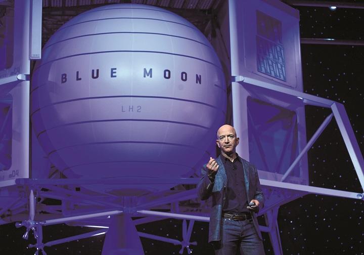 有人月面着陸船「ブルームーン」の発表をするアマゾン創業者のジェフ・ベゾス