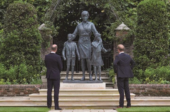 故ダイアナ元英皇太子妃の銅像、ウィリアム王子とヘンリー王子
