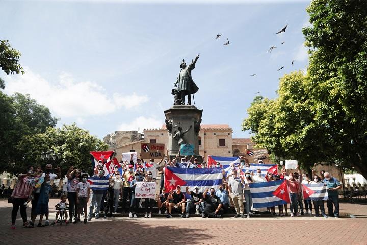 ドミニカの首都サントドミンゴで抗議するキューバ系住民