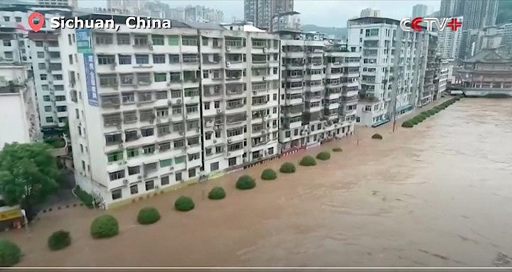 河川の氾濫で浸水したマンション群
