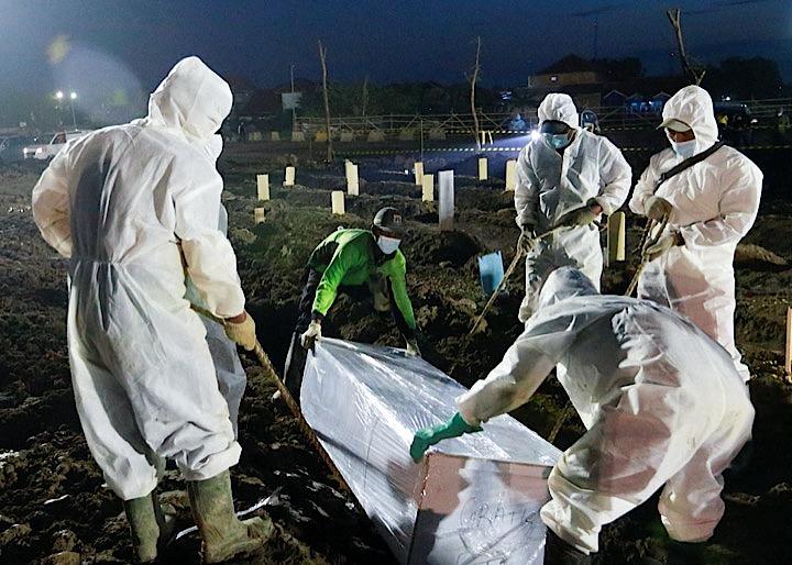 夜を徹して新型コロナウイルスで亡くなった人の埋葬作業が行われるインドネシア