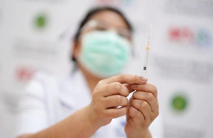 バンコクの病院でワクチン接種を準備する医療関係者