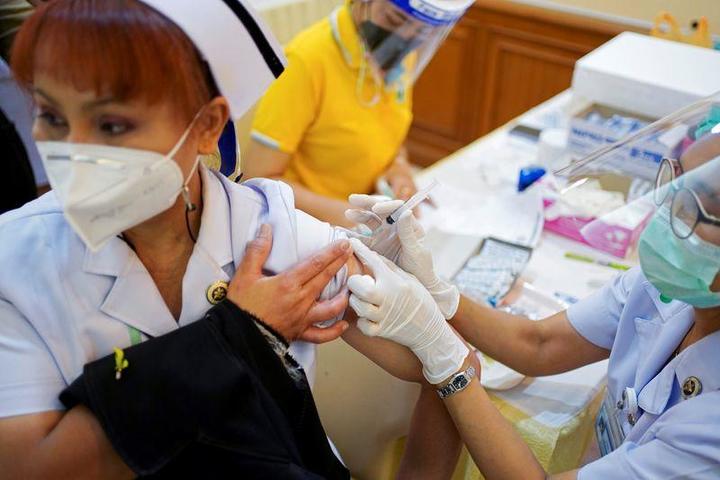 タイ・サムットサンコーンの病院でワクチンの接種を受ける医療従事者