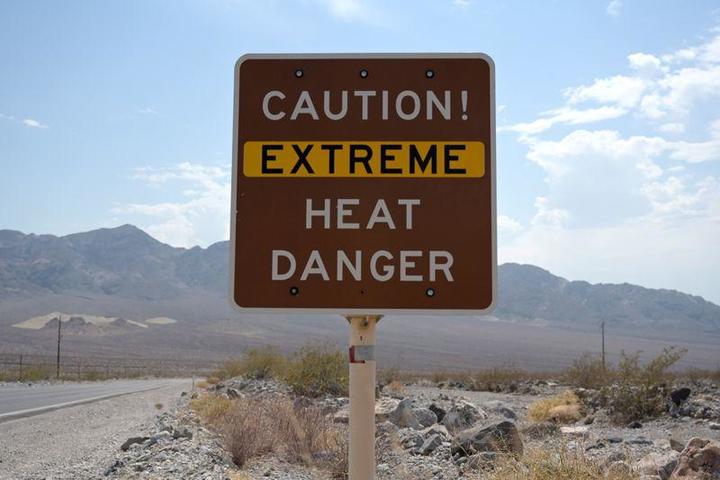 カリフォルニア州デスバレーで熱波への警戒を呼びかける標識
