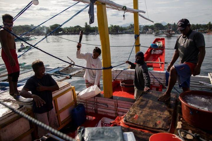 南シナ海の漁から戻ったフィリピンの漁師たち