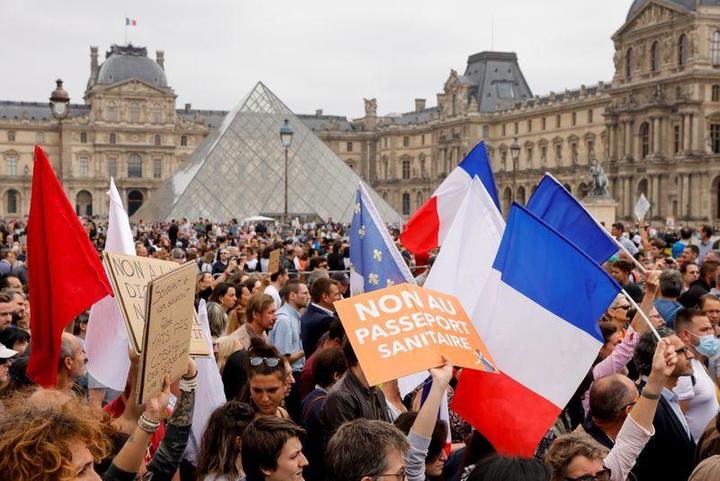 パリのルーブル美術館前でワクチン接種の義務化に抗議する人々