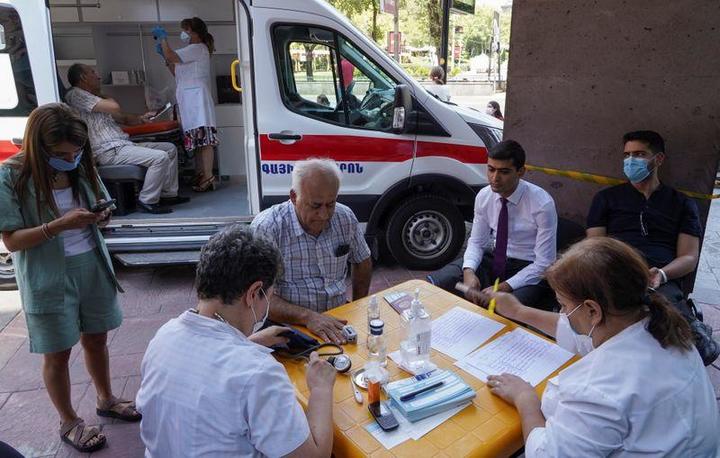 アルメニアの首都エレバンでワクチン接種を待つイラン人ら