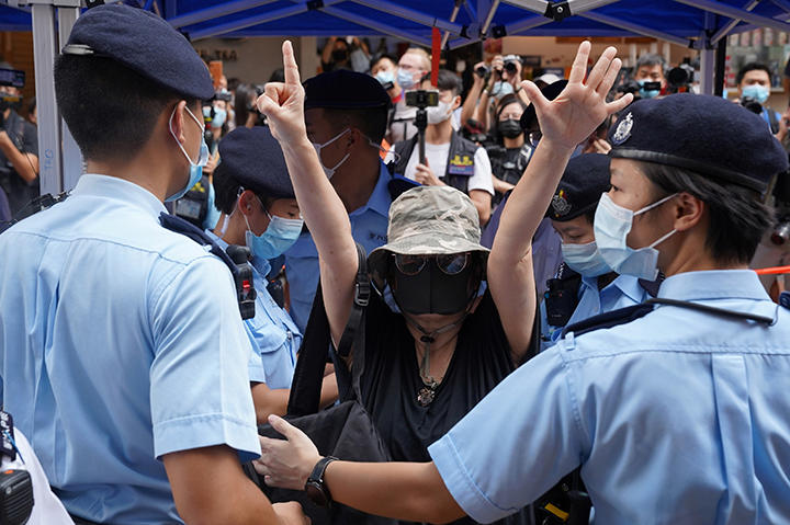 中国に抗議する香港女性