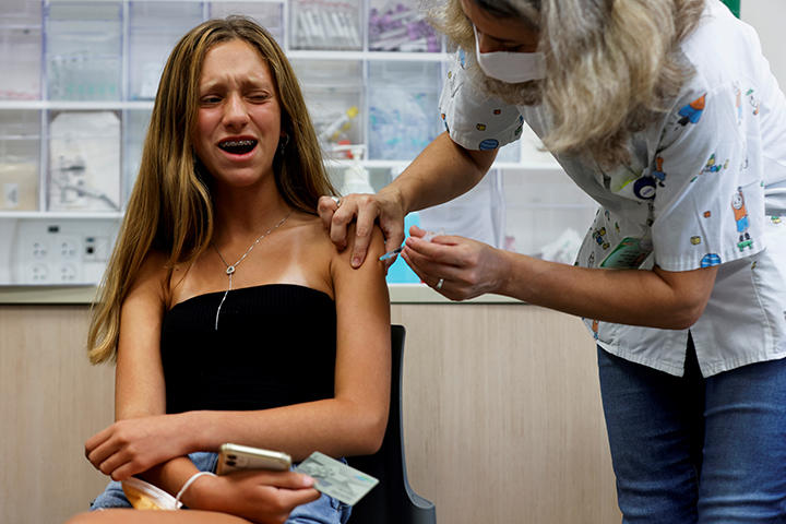 ワクチン接種を受けるイスラエルの少女