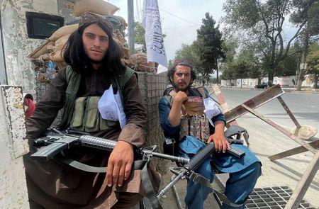 アフガニスタンの首都カブールの検問所のタリバン兵士