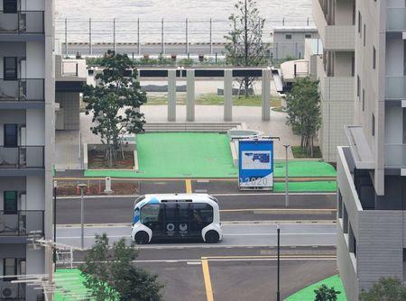 東京パラリンピック選手村を巡回するトヨタの自動運転車