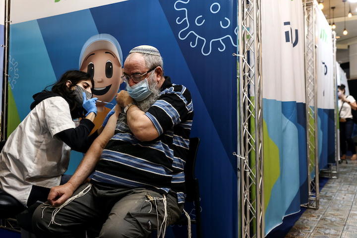 ３回目のワクチン接種を受けるイスラエル男性