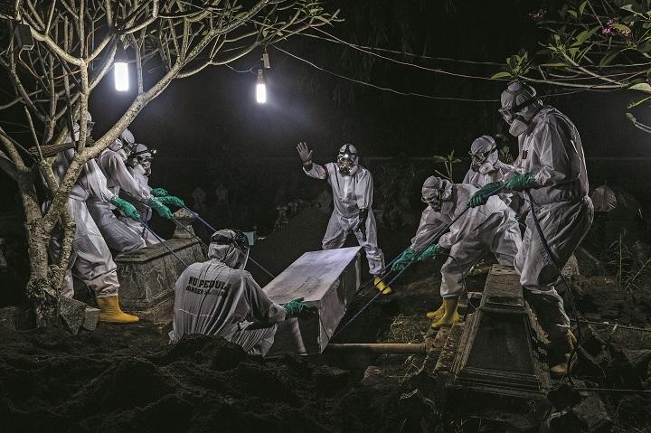 インドネシアのコロナ死者の埋葬